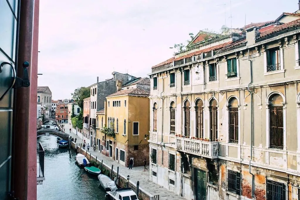 Bright Channel View Apartment Venice